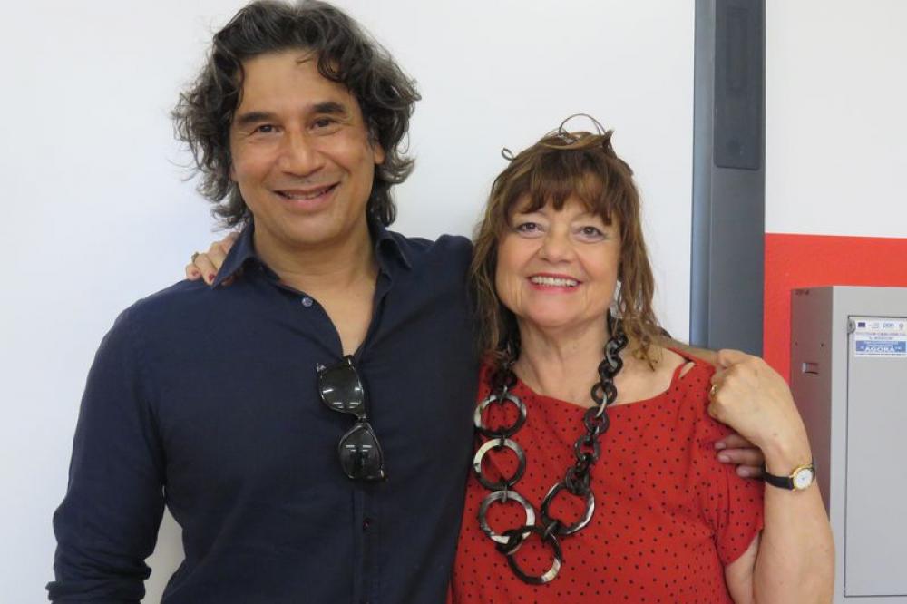 la dirigente Paola Bruschi con l'artista Antonio Haupala